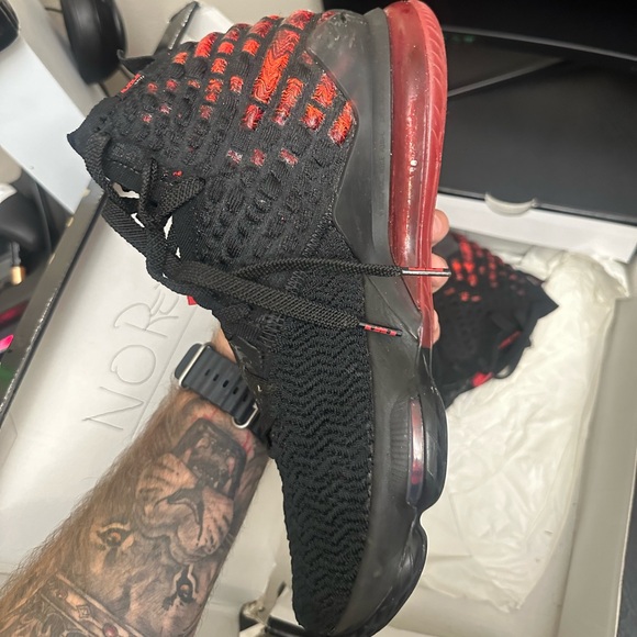 LeBron 17 'Infrared VI' size 9.5 - Picture 7 of 8